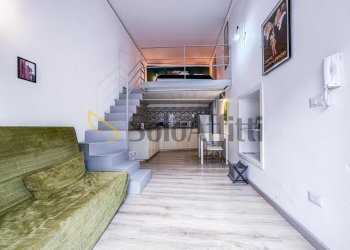 soggiorno con angolo cottura - Bilocale Via Toledo, Napoli (zona Quartieri Spagnoli) - foto 5