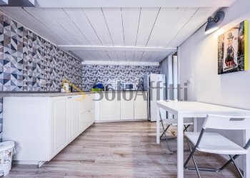 soggiorno con angolo cottura - Bilocale Via Toledo, Napoli (zona Quartieri Spagnoli) - foto 8