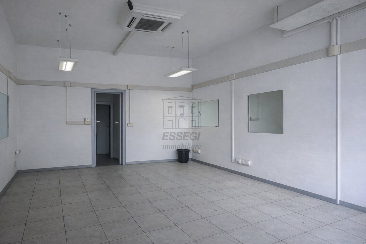 Fondo commerciale con ampia vetrina Lucca (1).png - Locale Commerciale Via Barsanti e Matteucci 43, Lucca - foto 1