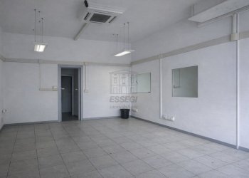 Fondo commerciale con ampia vetrina Lucca (1).png - Locale Commerciale Via Barsanti e Matteucci 43, Lucca - foto 1