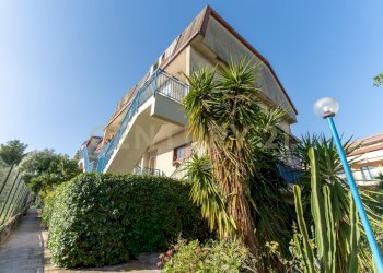 Via Giacomo Leopardi 1 (4).jpg - Casa semi indipendente Via G. Leopardi 1, Sant'Agata Li Battiati - foto 3