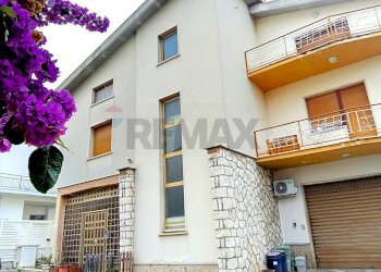 Edificio all\'aperto - Villa Via Saliceti
 
5, Nereto - foto 3