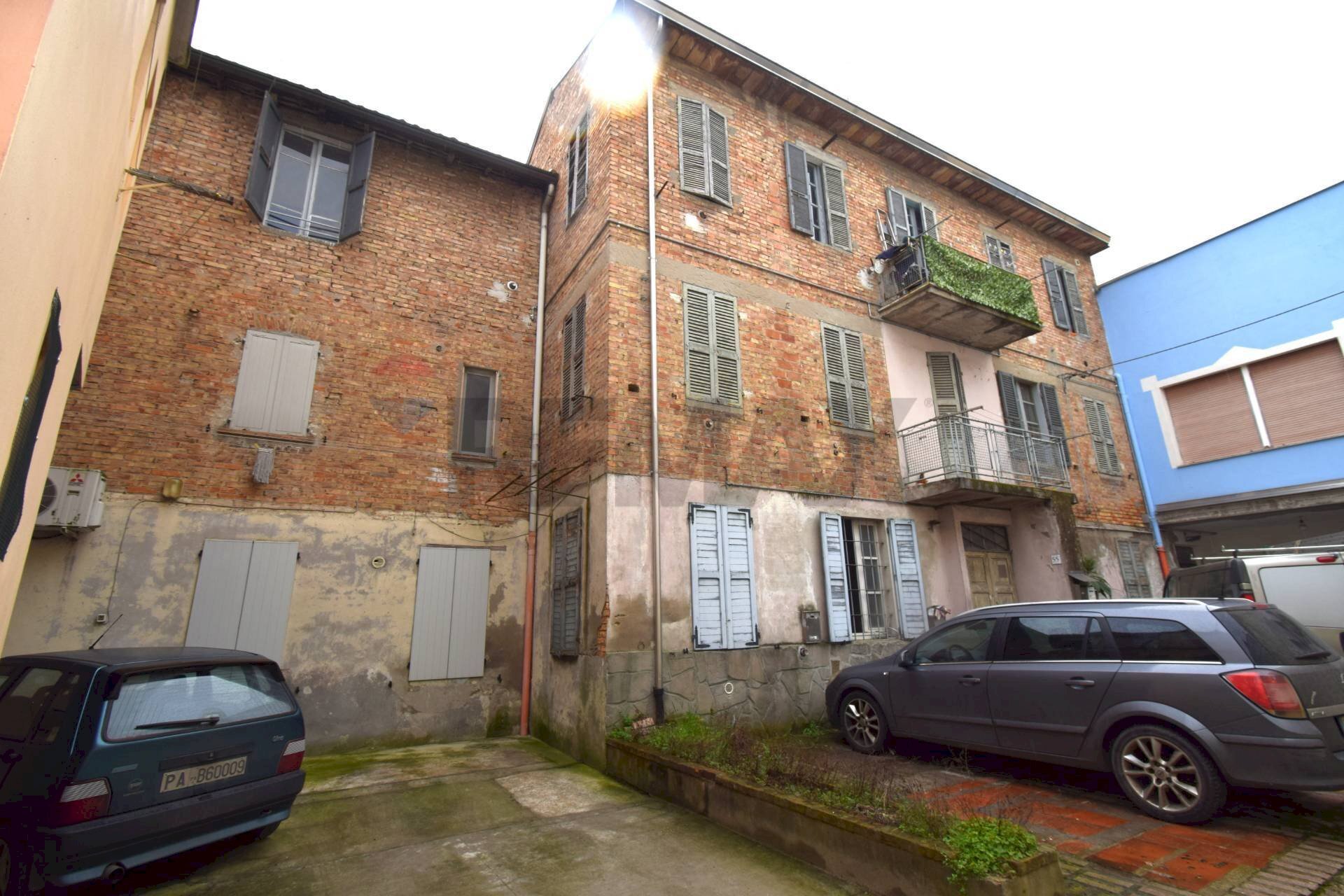 Edificio all\'aperto - Casa semi indipendente Via Roma
53/55, Medesano - foto 2