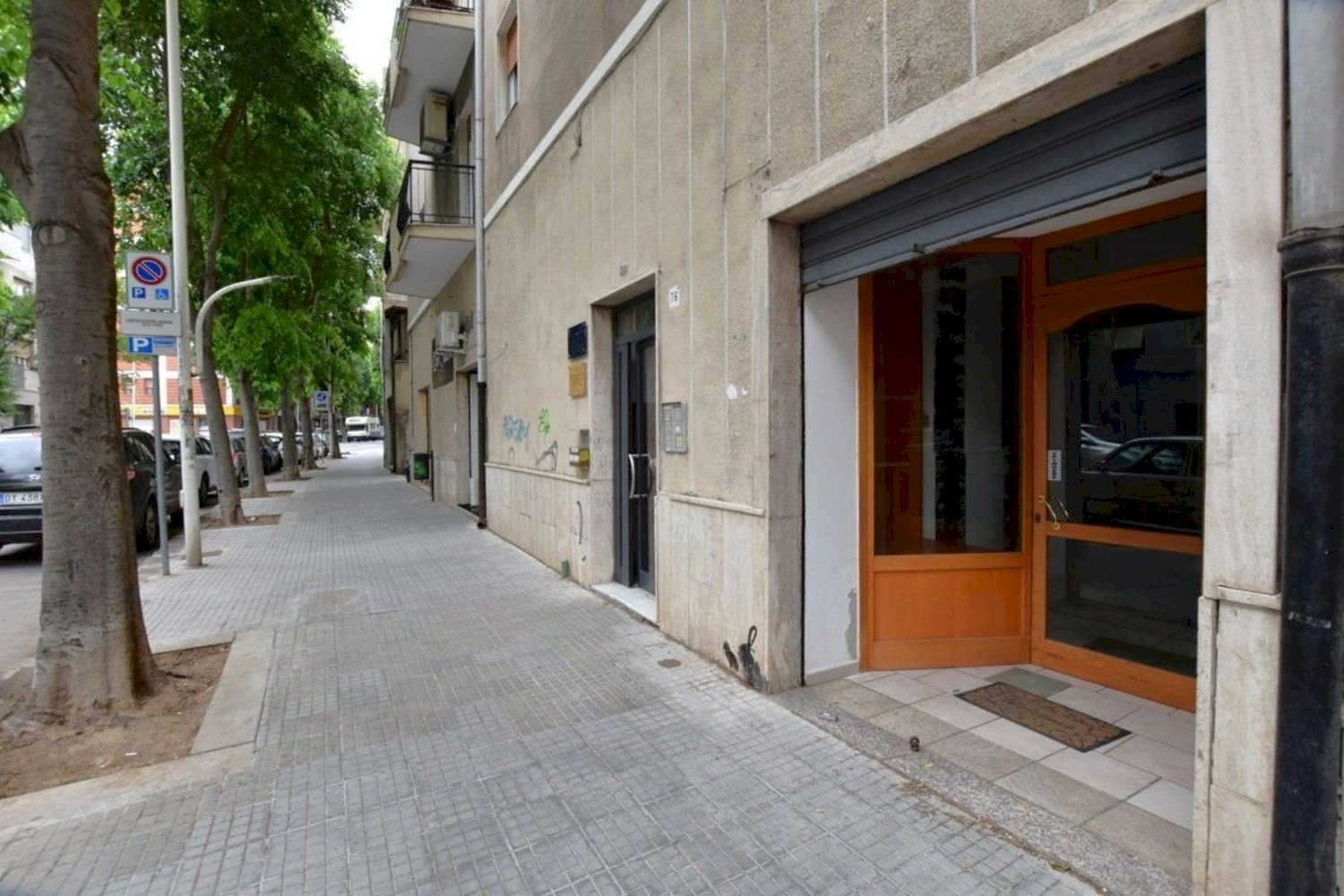 vetrina - Commercial Premises Napoli
 
78, Sassari - photo 2