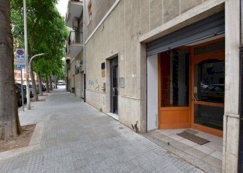 vetrina - Locale Commerciale Napoli
78, Sassari - foto 2