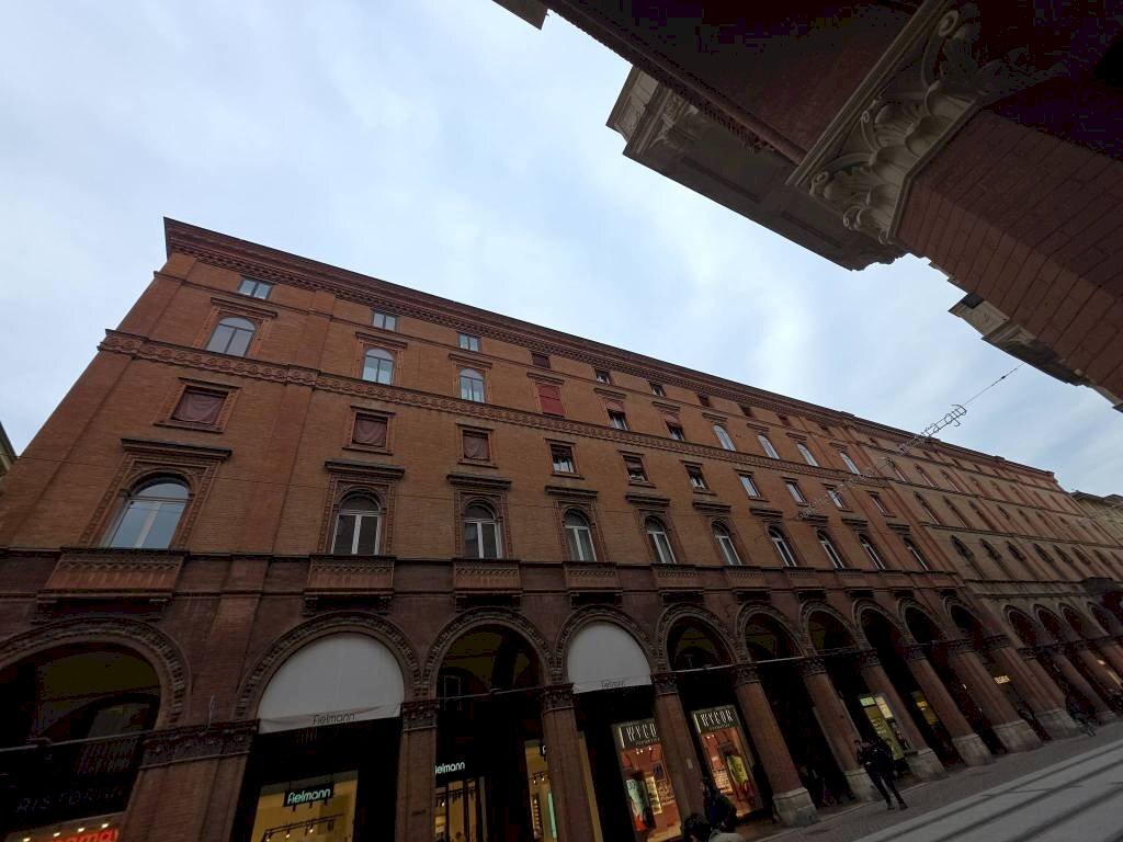 Facciata - Quadrilocale via dell'Indipendenza, 20, Bologna (zona Centro Storico) - foto 3