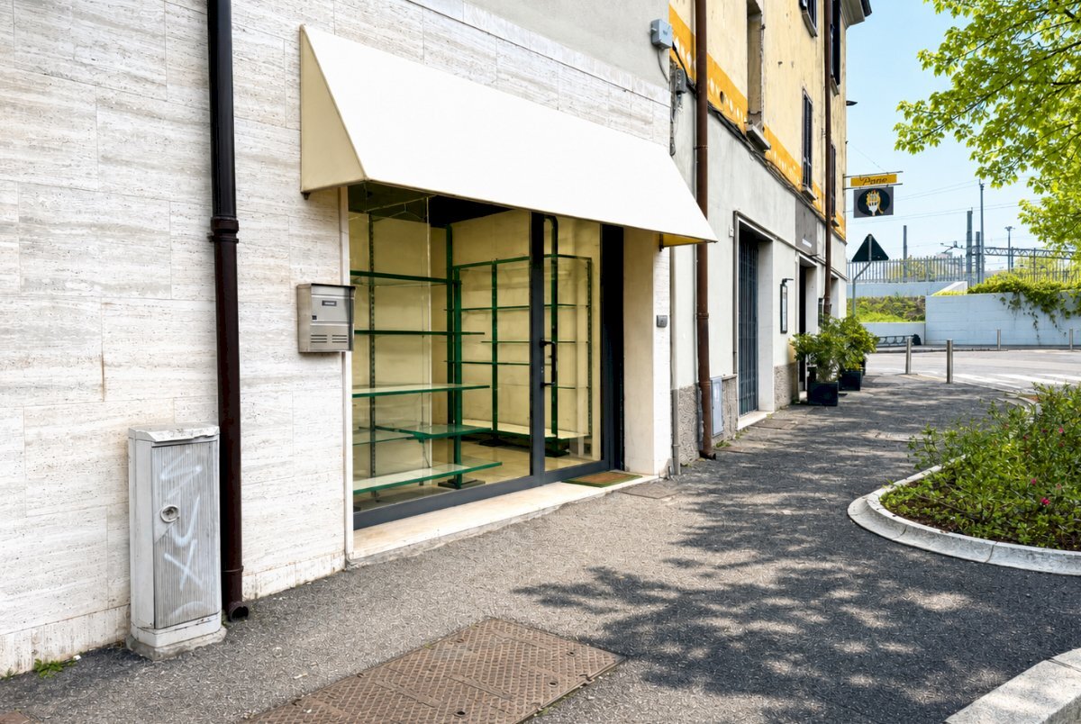 Negozio_foto_vetrina_1.jpg - Locale Commerciale Via San Zeno 7, Brescia - foto 2