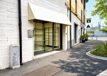 Negozio_foto_vetrina_1.jpg - Locale Commerciale Via San Zeno 7, Brescia - foto 2