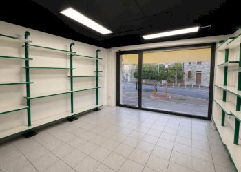 Negozio_foto_fronte_3.jpg - Locale Commerciale Via San Zeno 7, Brescia - foto 3
