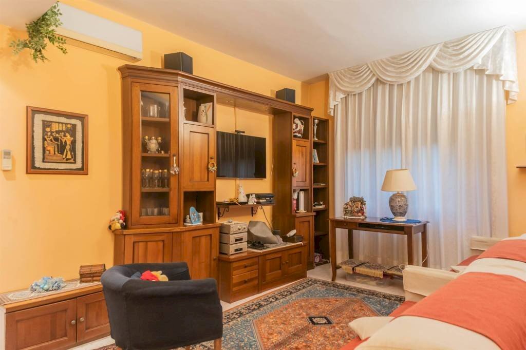 Soggiorno - Appartamento via Francesco Petrarca, 88, Sesto San Giovanni - foto 3