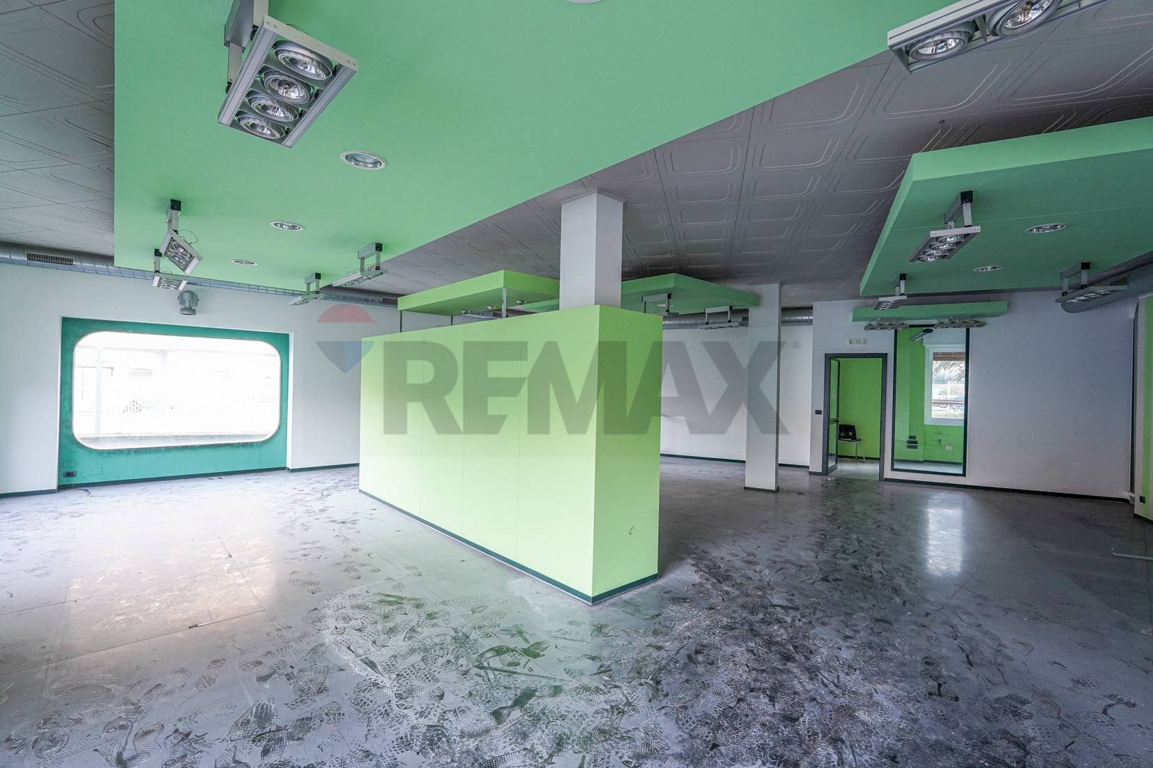 Stanza vuota - Locale Commerciale via Dante Alighieri
 
1, Casazza - foto 2