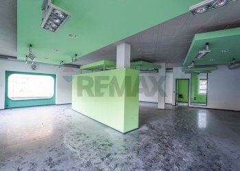 Stanza vuota - Locale Commerciale via Dante Alighieri
 
1, Casazza - foto 2