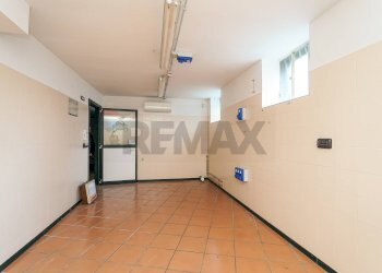 Stanza vuota - Locale Commerciale via Dante Alighieri
 
1, Casazza - foto 18