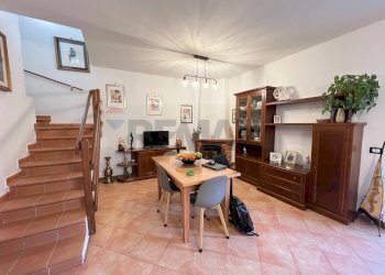 Sala da pranzo - Casa semi indipendente Via Madonna dei Bisognosi
 
30, Rocca di Botte - foto 16