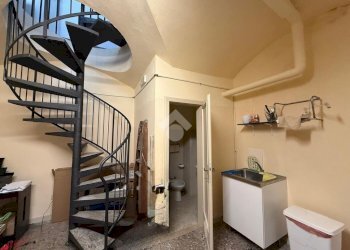 Shop Piazza Galileo Galilei, Bologna (neighborhood Centro Storico) - photo 3