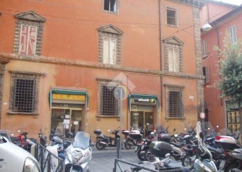 Shop Piazza Galileo Galilei, Bologna (neighborhood Centro Storico) - photo 8