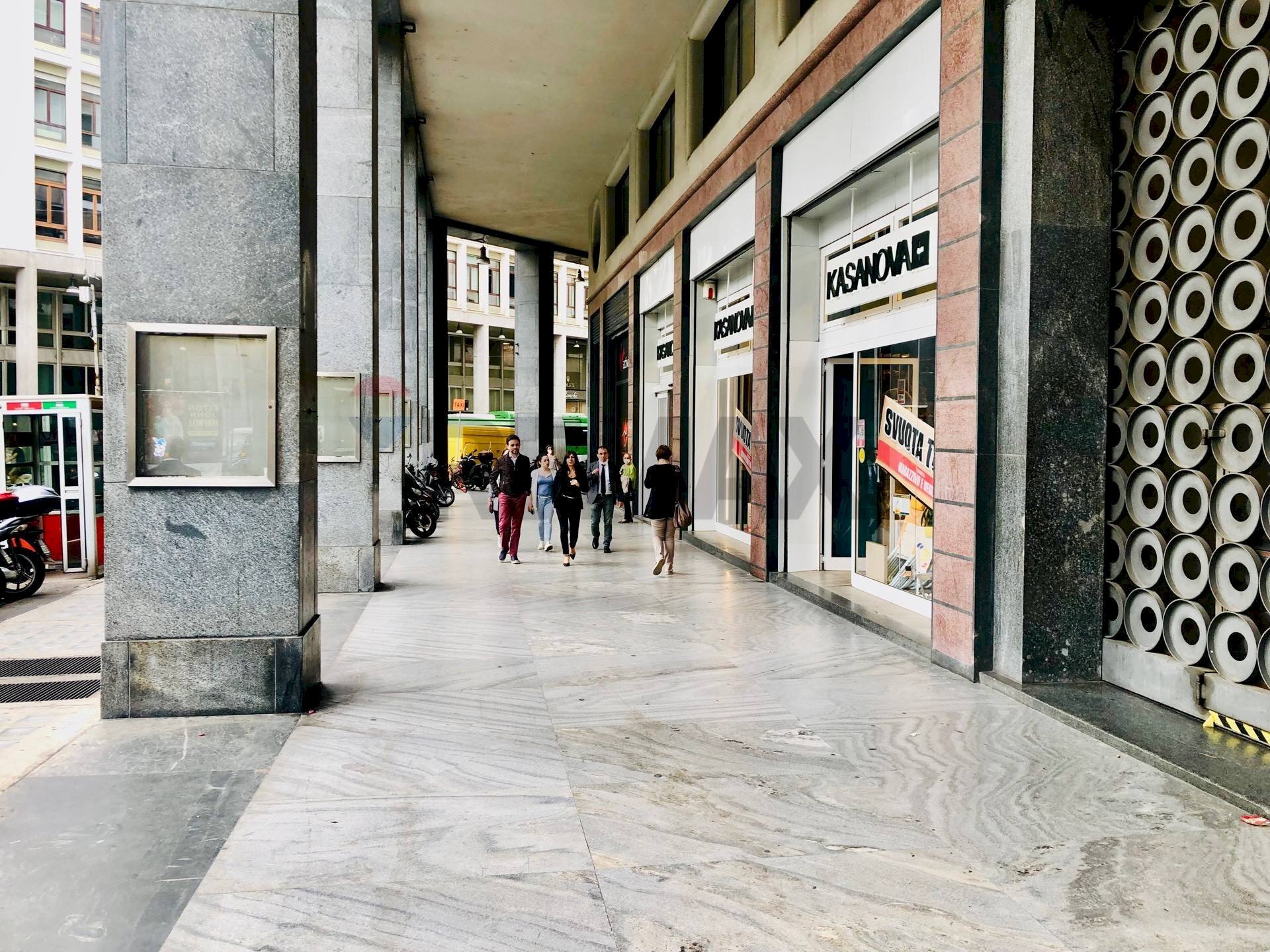 Edificio all\'aperto - Commercial Activity Piazza Generale Armando Diaz
 
6, Milano - photo 3