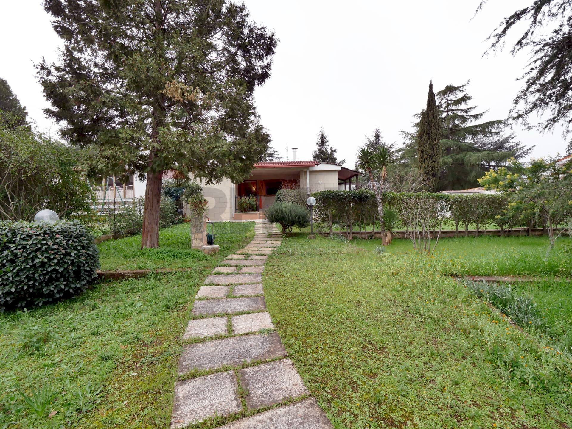 Giardino - Villa a Schiera Contrada Lagogemolo
 
56, Cassano delle Murge - foto 2