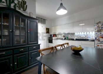 Sala da pranzo - Quadrilocale Via Montrone
 
47, Valenzano - foto 9