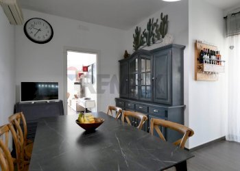 Sala da pranzo - Quadrilocale Via Montrone
 
47, Valenzano - foto 10