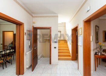 Hall / corridoio - Casa indipendente VIA VINCENZO BELLINI
 
42, Paterno - foto 23