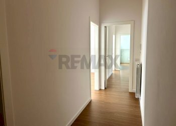 Hall / corridoio - Three-room apartment Lovere - photo 12