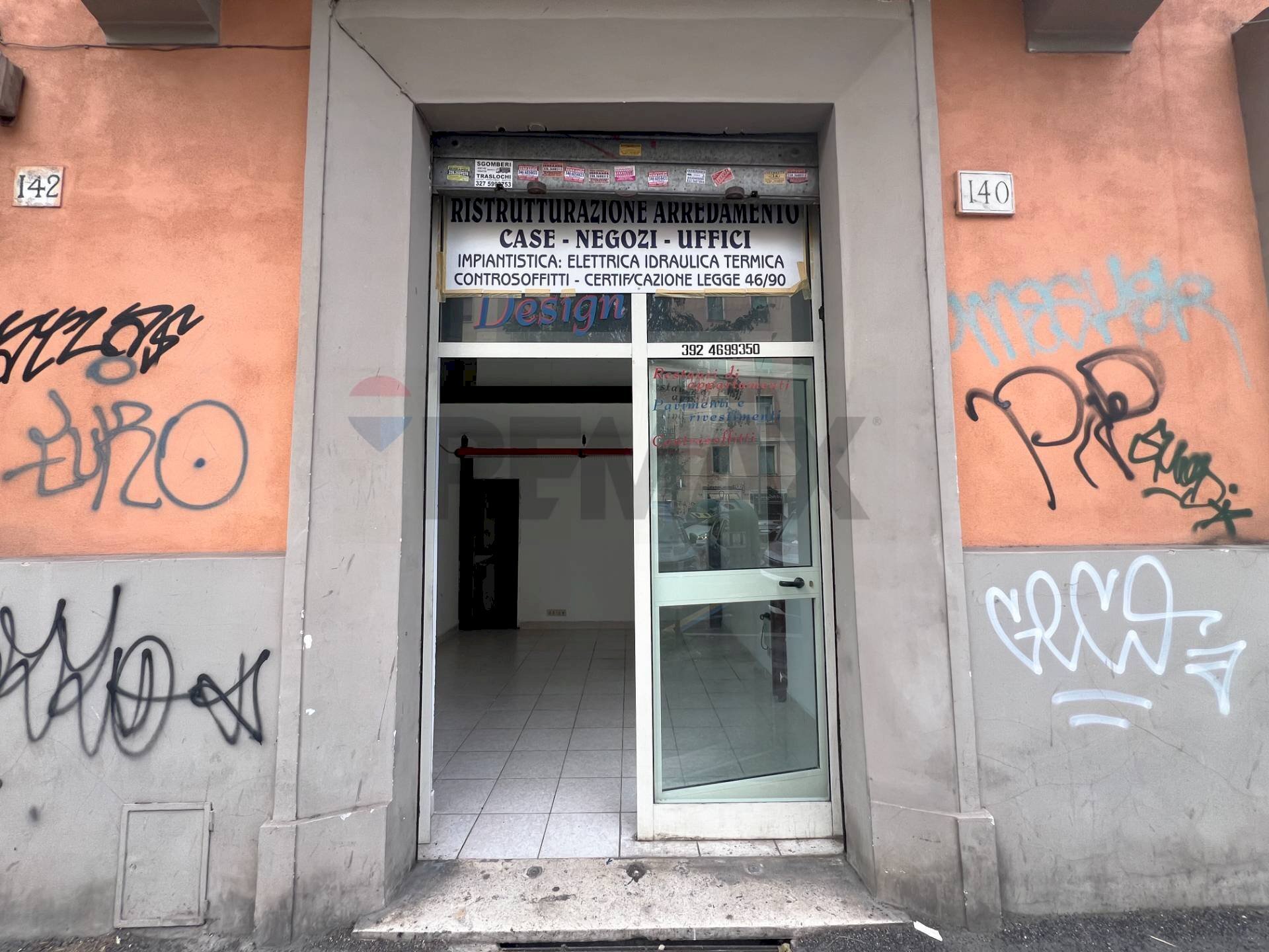 Edificio all\'aperto - Commercial Premises Via Taranto
 
140, Roma - photo 1