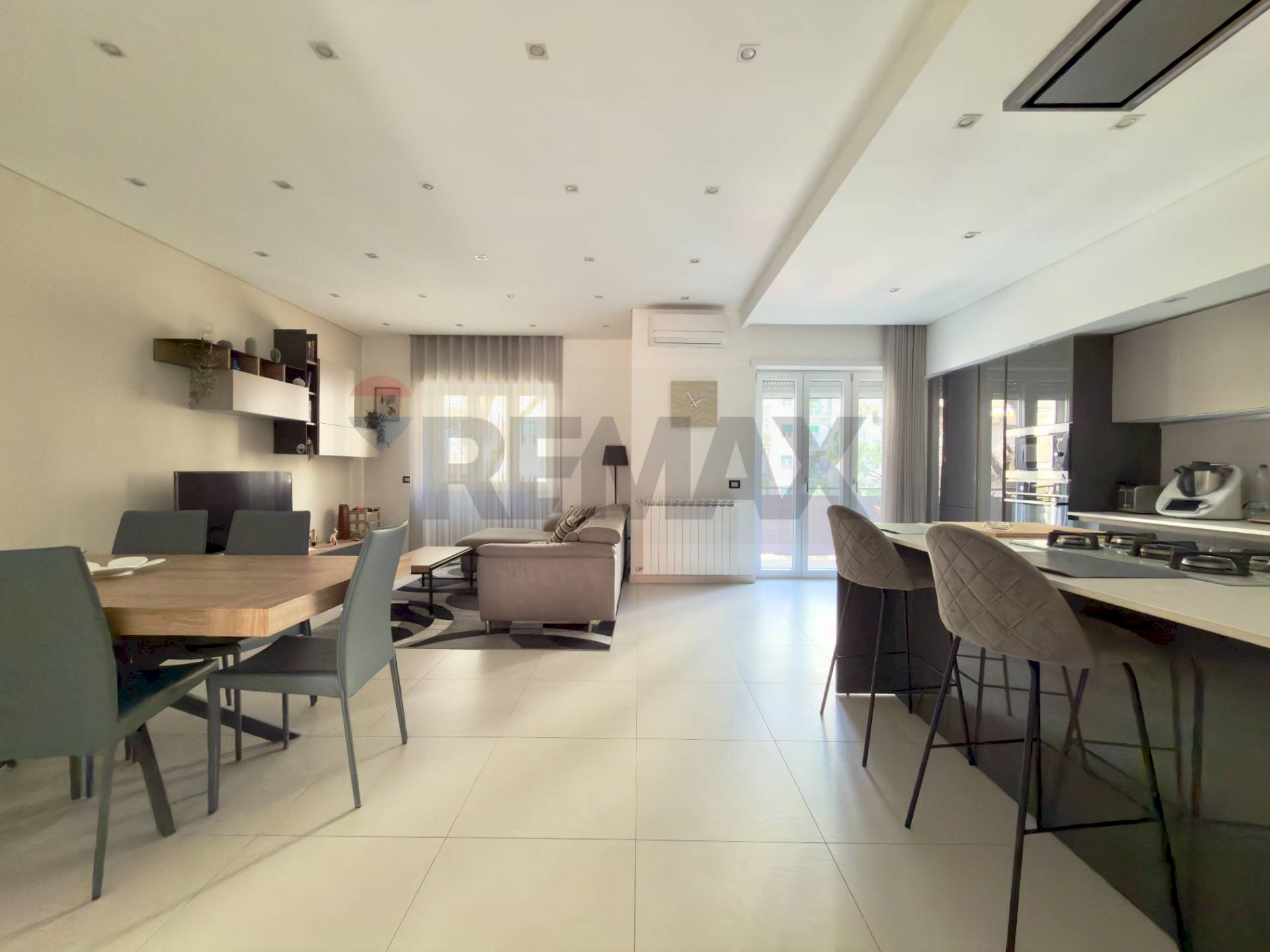 Sala da pranzo - Appartamento Viale Degli Astronauti
 
16, Napoli - foto 1