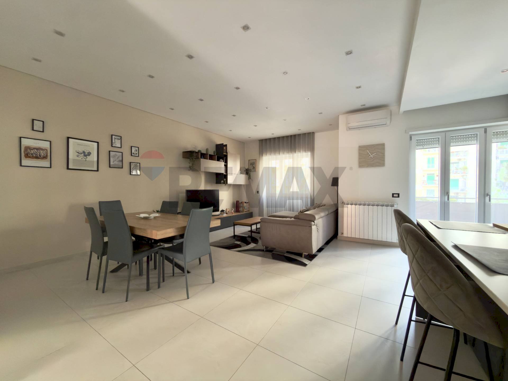 Sala da pranzo - Appartamento Viale Degli Astronauti
 
16, Napoli - foto 2