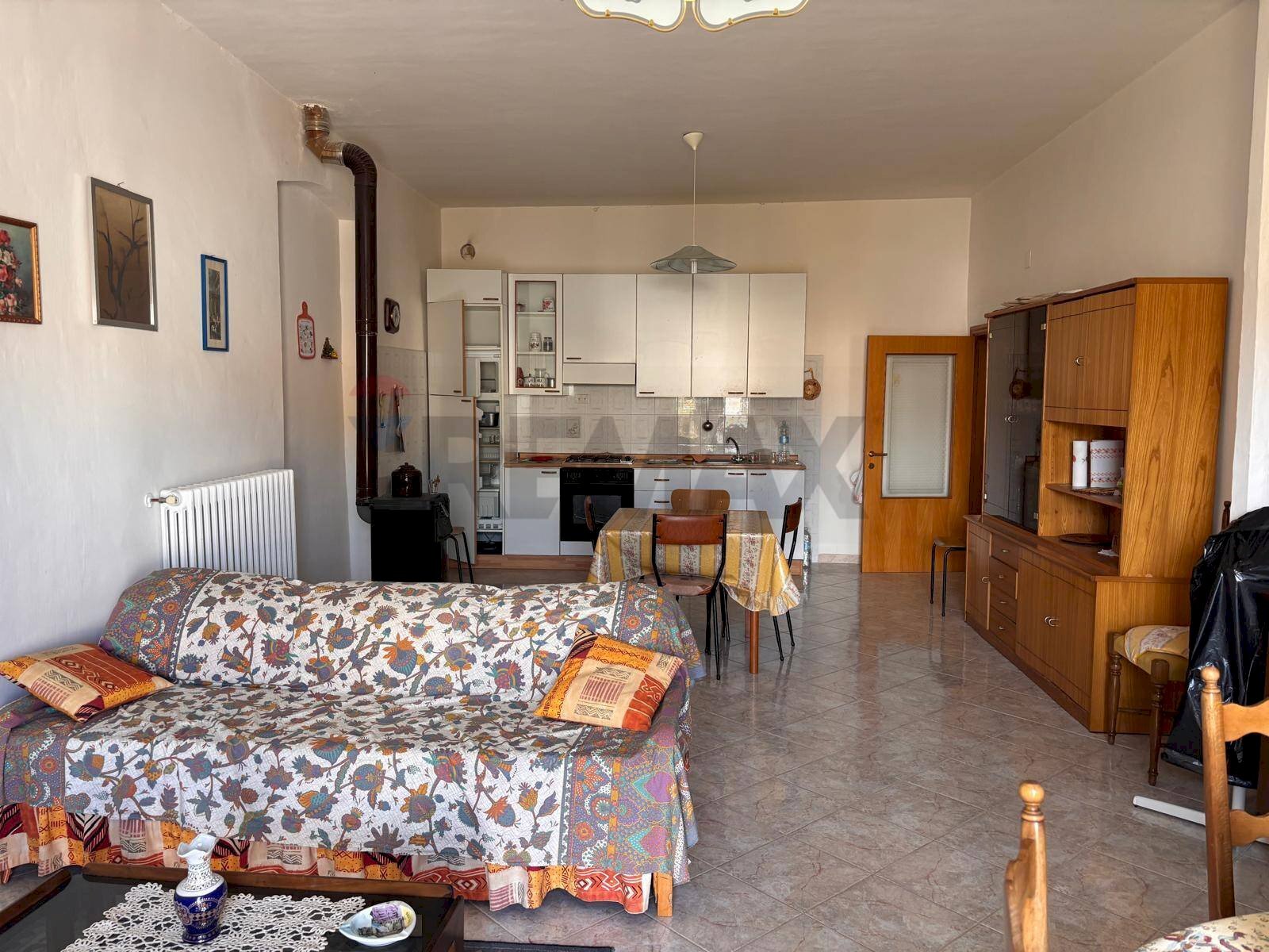 Sala da pranzo - Quadrilocale Via Monsignor Gasbarro
68, Castiglione Messer Marino - foto 3