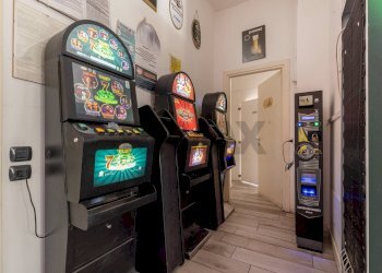 Hall / corridoio - Attività Commerciale via Piaggio
 
1/A, Besnate - foto 12