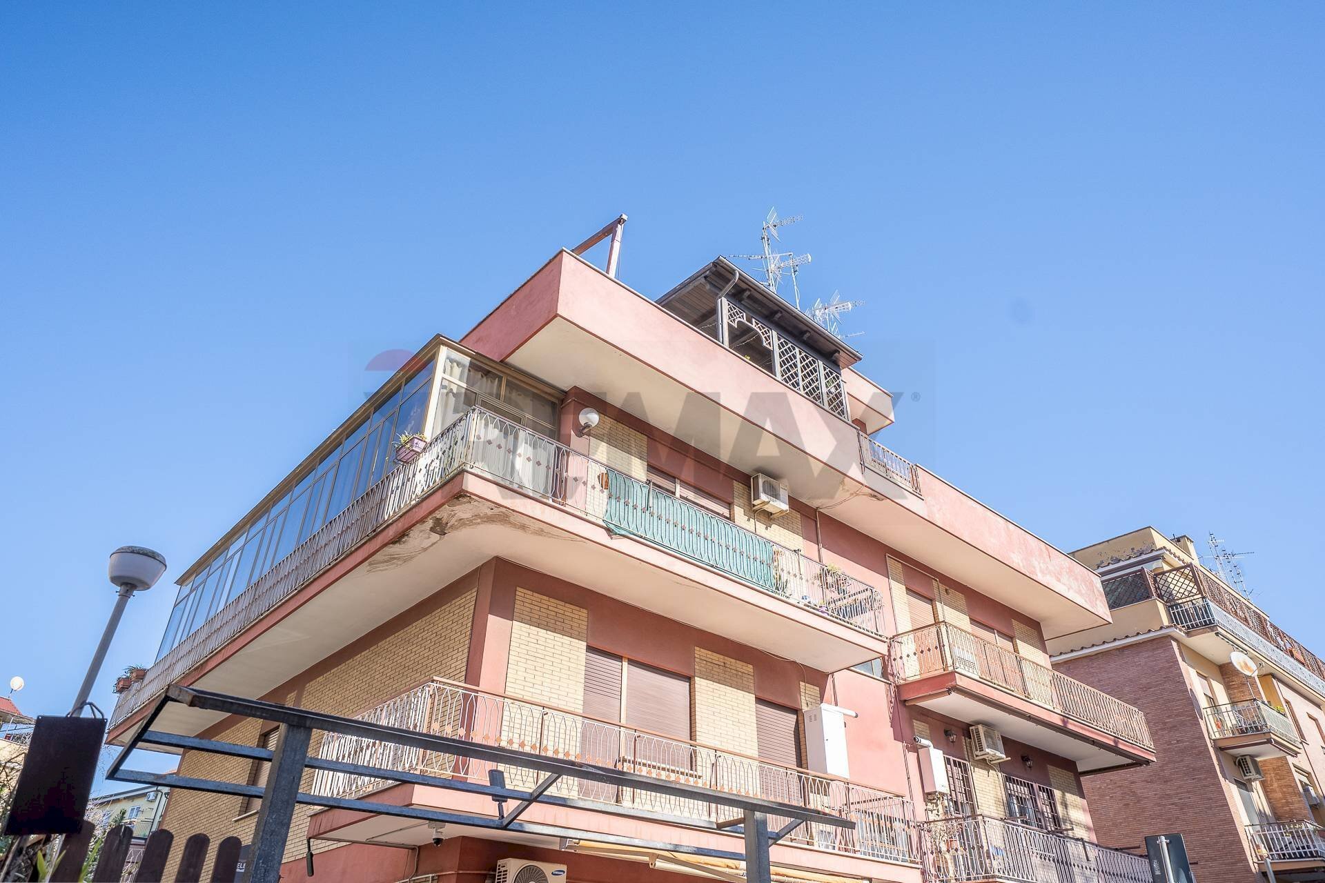 Edificio all\'aperto - Trilocale via dell'astore
 
16, Roma - foto 1