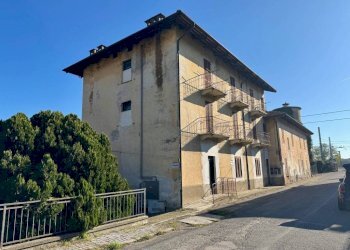 Facciata - Stabile - Palazzo via alla Stazione, 40/41, Salussola - foto 1