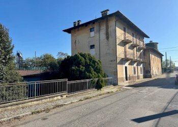 Facciata - Stabile - Palazzo via alla Stazione, 40/41, Salussola - foto 2