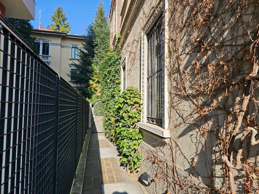 Ingresso - Negozio via Giuseppe Grandi, 12, Varese - foto 3