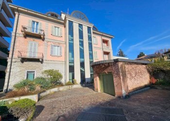 Facciata - Negozio via Giuseppe Grandi, 12, Varese - foto 1