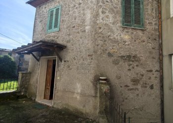 CASA DI PAESE DA RISTRUTTURARE IA04193 (2).jpg - Terratetto - Terracielo Località Grabbia 1, Lucca - foto 2