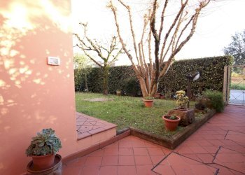 villetta d\'angolo in ottime condizioni46.JPG - Villa a Schiera Via dei Malfatti 20, Lucca - foto 1
