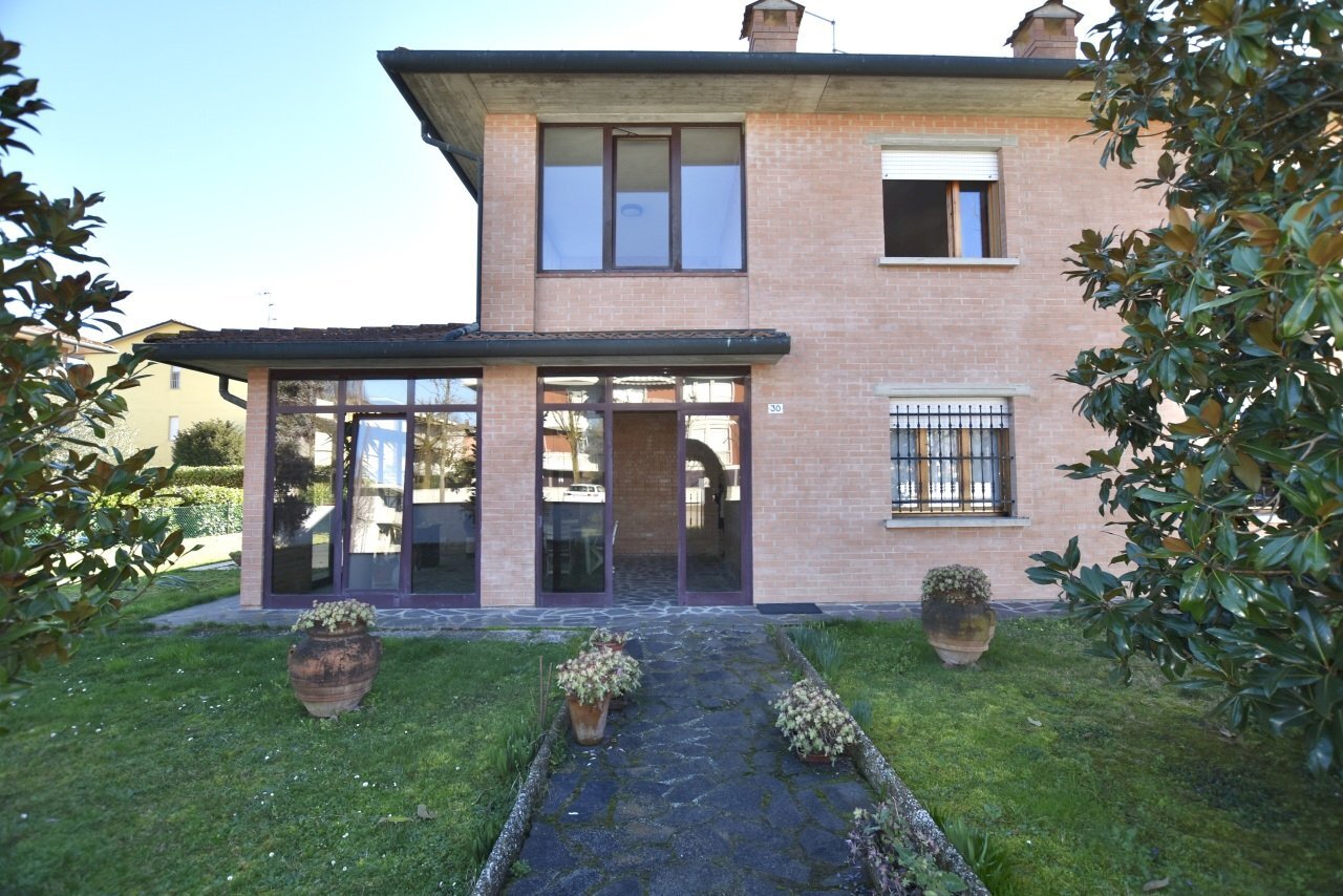 facciata - Casa indipendente Via XXV Aprile 30, San Pietro in Casale - foto 1