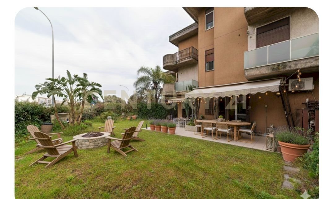 giardino con arredo v teseo.jpg - Quadrilocale Via Teseo, Catania - foto 1