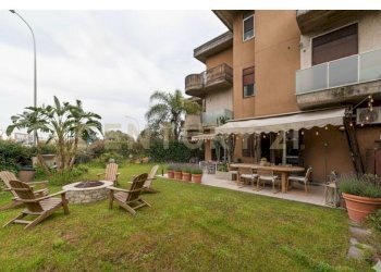 giardino con arredo v teseo.jpg - Quadrilocale Via Teseo, Catania - foto 1