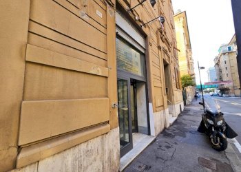 VETRINA (2).jpg - Locale Commerciale Via Giovanni Tommaso Invrea 46, Genova (zona Foce) - foto 19