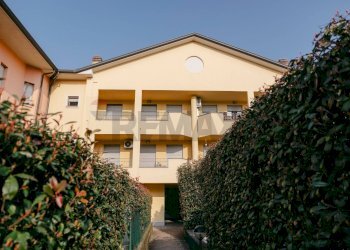 Edificio all\'aperto - Two-room apartment VIA VENEZIA
 
15, Usmate Velate - photo 1