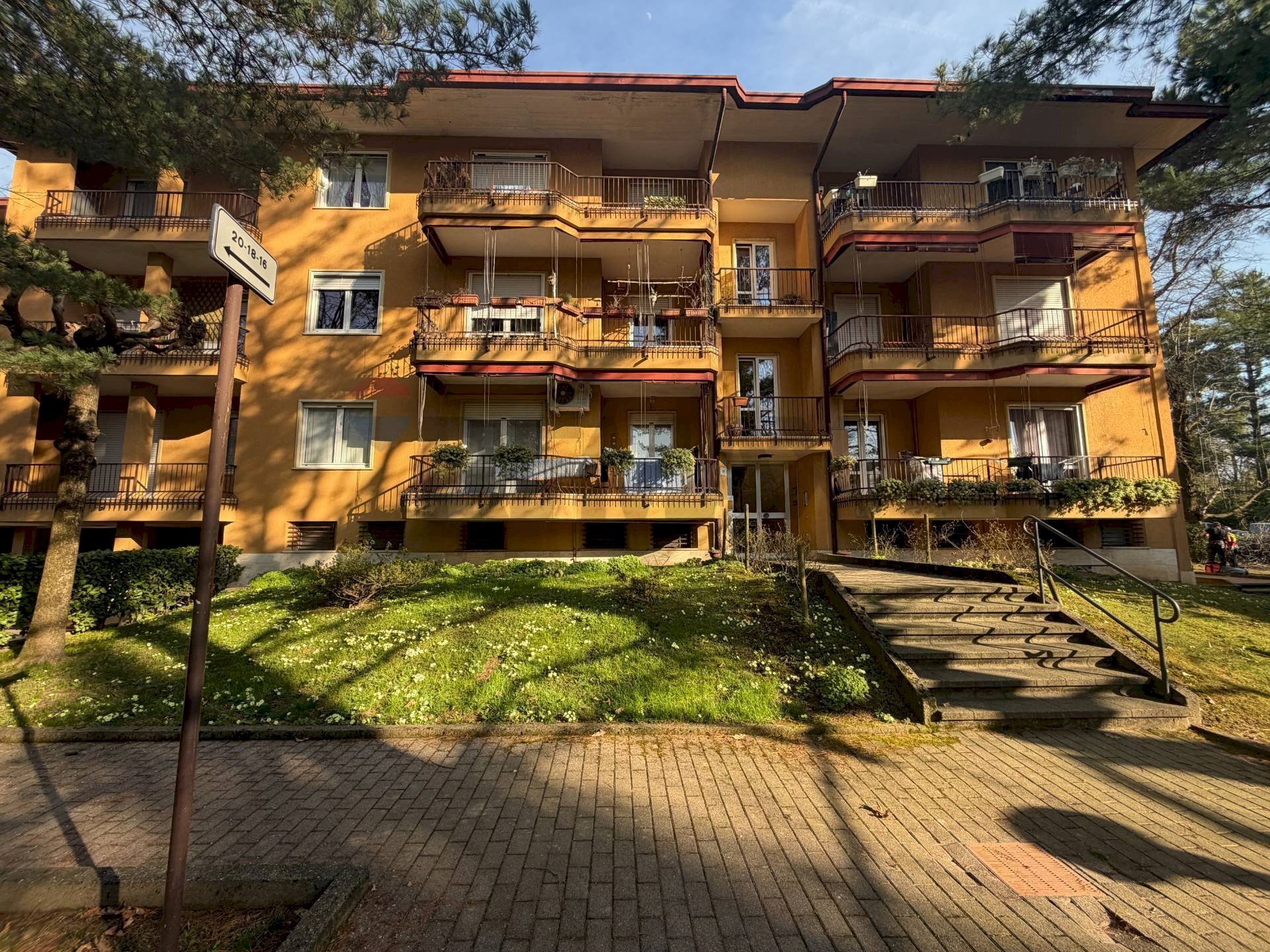 Edificio all\'aperto - Three-room apartment via Fratelli de Grandi
10, Varese - photo 2