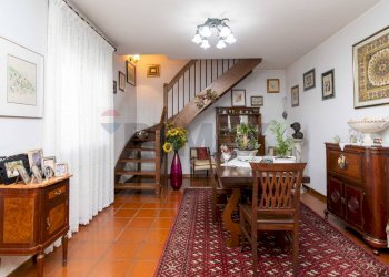 Sala da pranzo - Villa a Schiera Via Santa Caterina
 
68, San Pietro Clarenza - foto 29