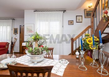 Sala da pranzo - Villa a Schiera Via Santa Caterina
 
68, San Pietro Clarenza - foto 30