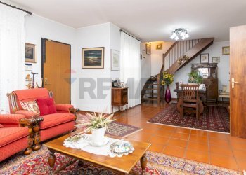 Sala da pranzo - Villa a Schiera Via Santa Caterina
 
68, San Pietro Clarenza - foto 33