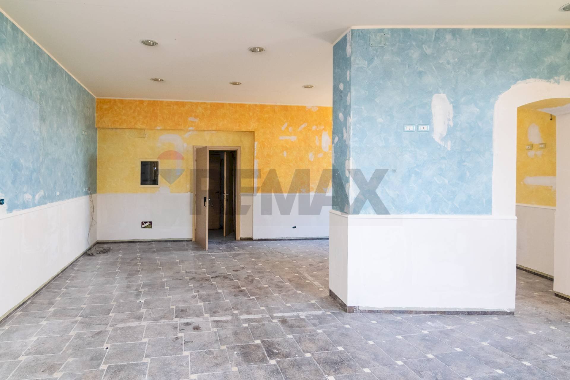 Ricezione / Lobby - Commercial Premises Via Candela
 
36, Aci Catena - photo 3