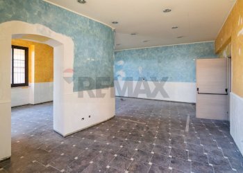 Stanza vuota - Locale Commerciale Via Candela
 
36, Aci Catena - foto 1