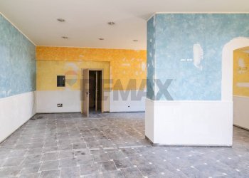 Ricezione / Lobby - Locale Commerciale Via Candela
 
36, Aci Catena - foto 3